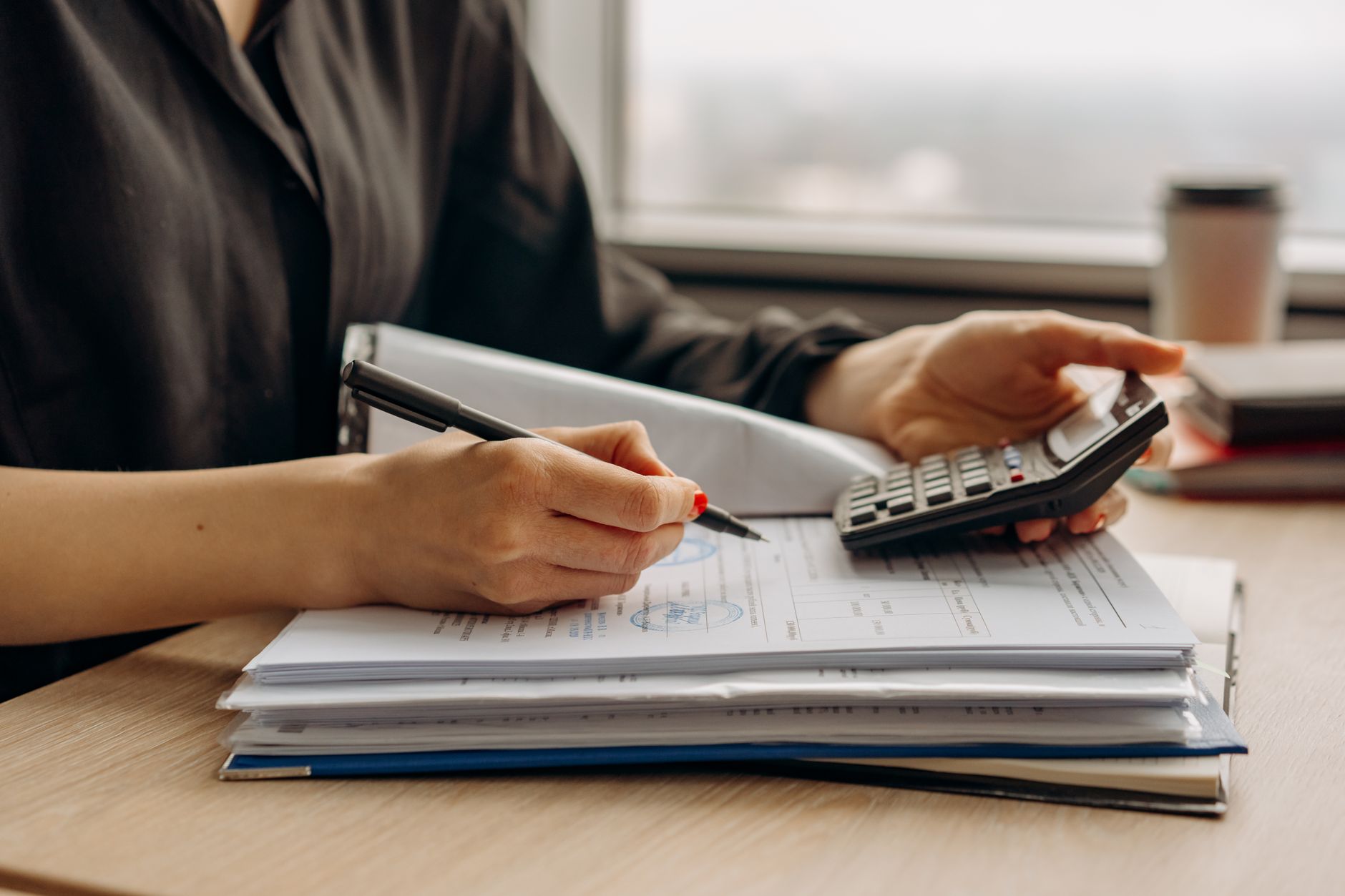 Formulaire de demande d'aide MaPrimeRénov sur un bureau avec une calculatrice