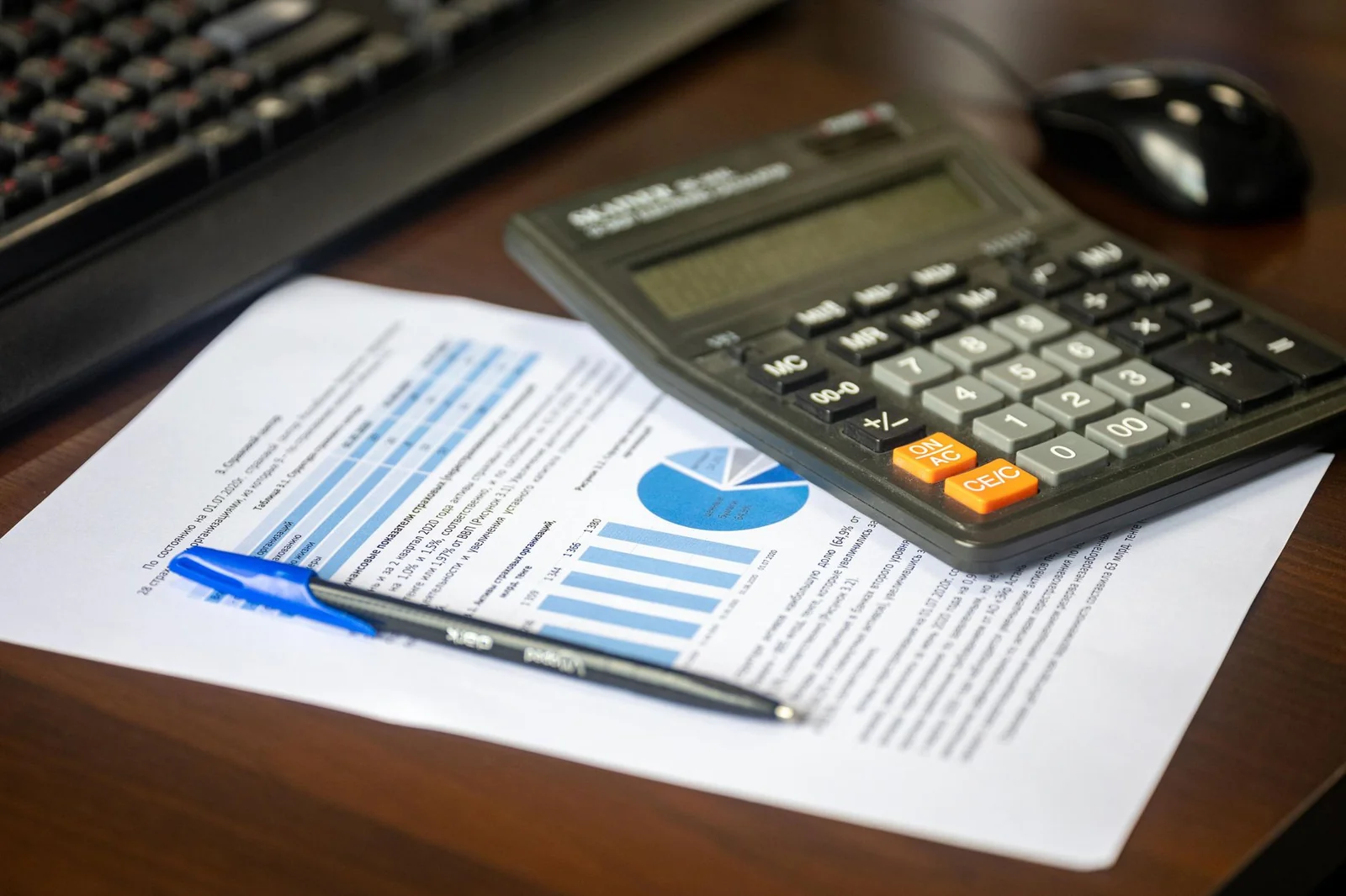 Devis de pompe à chaleur posé sur un bureau avec une calculatrice
