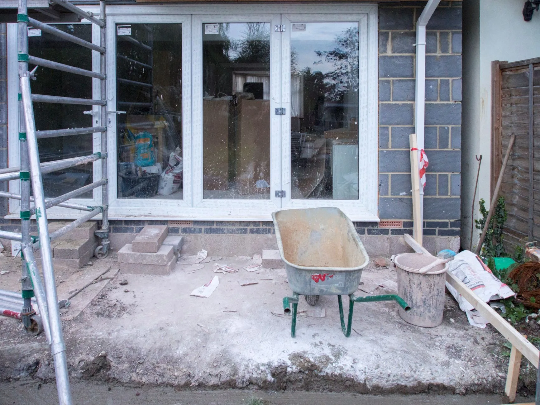 Chantier d'extension de maison individuelle soumis à la RE2020