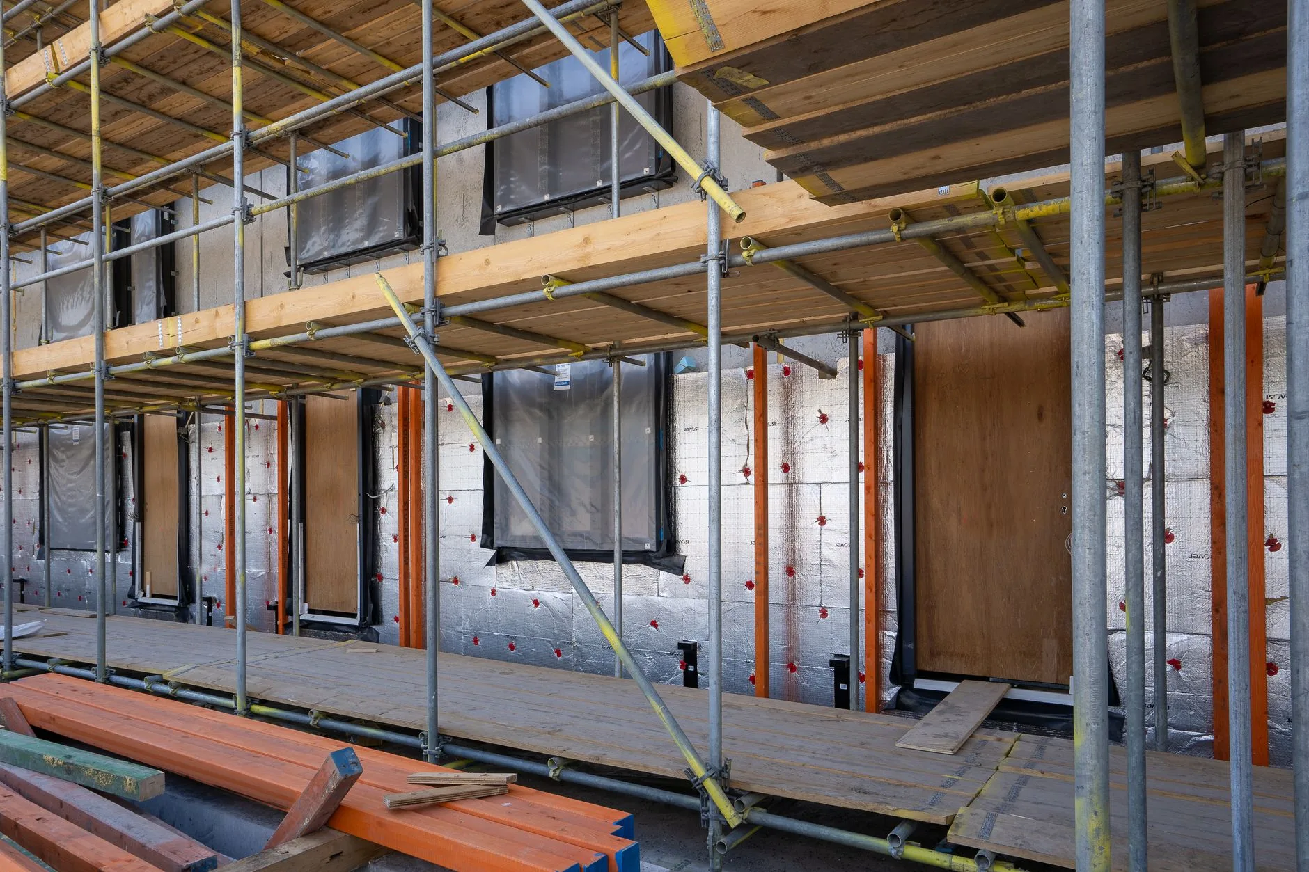 Chantier d'isolation thermique par l'extérieur sur une façade de maison