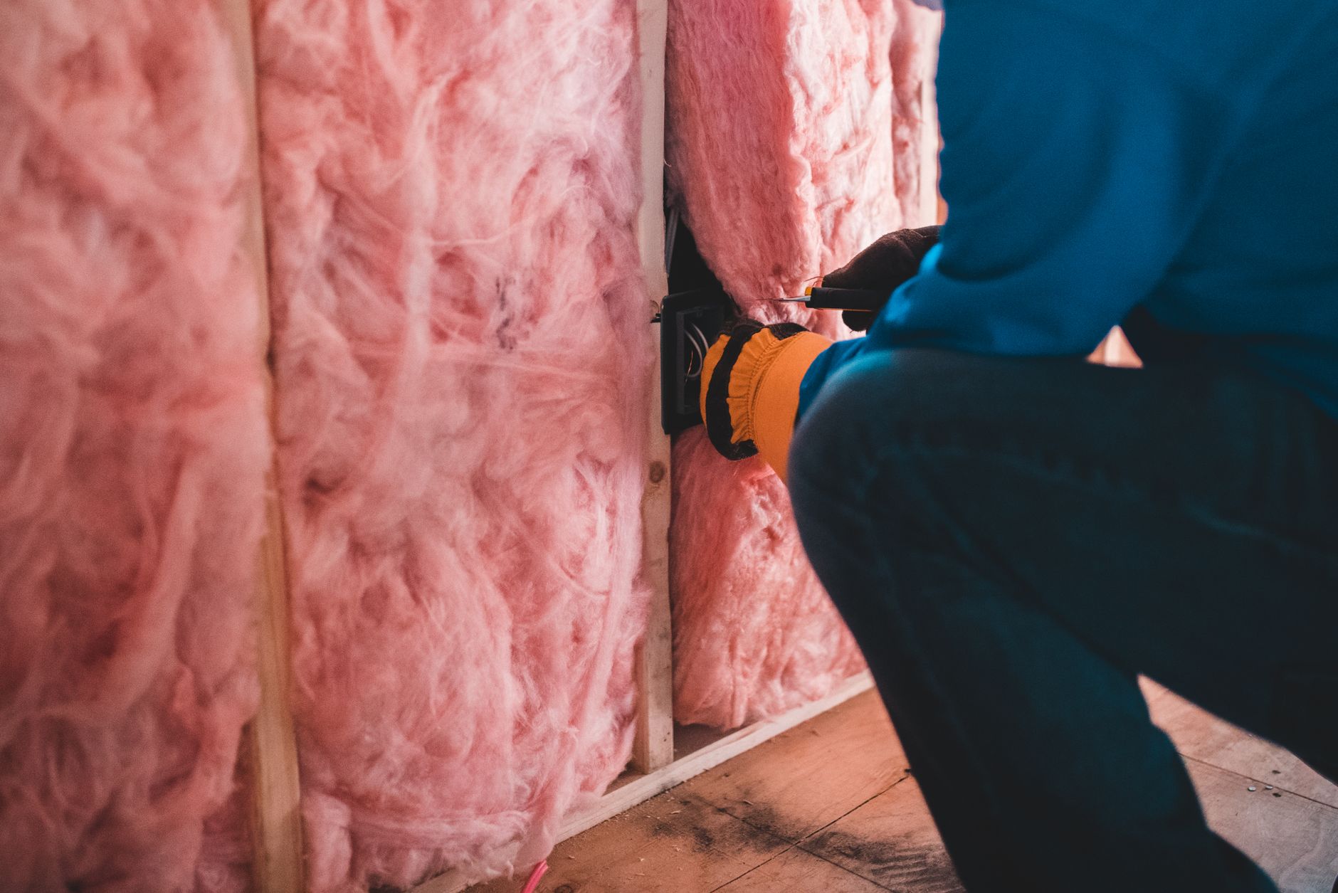 Ouvrier fixant des panneaux isolants sur une façade extérieure
